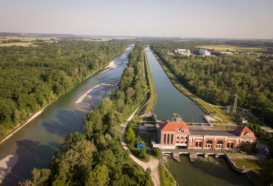 Auf der rechten Seite liegt der Lechkanal. Links davon das Lechmutterbett. Ebenfalls im Bild das Kraftwerk in Gersthofen