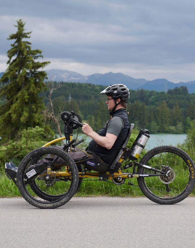 Handbikefahrer Lechstausee Urspring bei Lechbruck