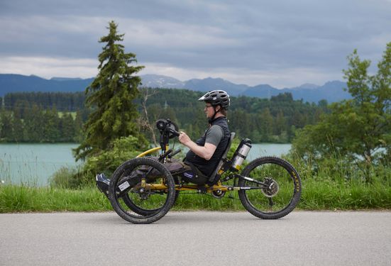Handbikefahrer Lechstausee Urspring bei Lechbruck