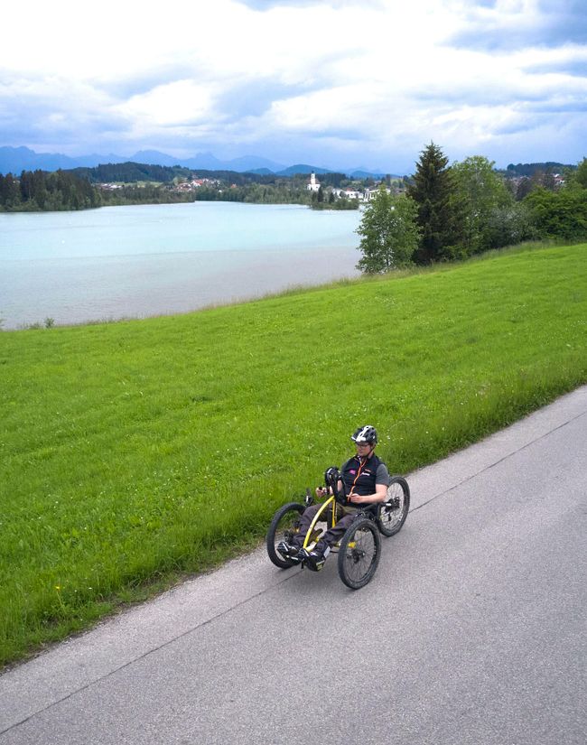 Handbikefahrer am Lechstausee Urspring bei Lechbruck